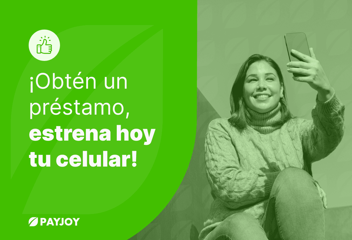 Mujer sonriente en un mercado de frutas sosteniendo un celular amarillo con el texto: '¡Obtén un préstamo para estrenar celular hoy!' acompañado de un ícono de pulgar arriba sobre un fondo verde.